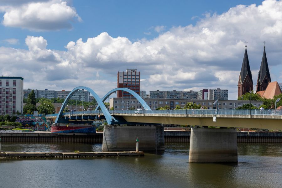 Blick über die Stadtbrücke auf Frankfurt (Oder)