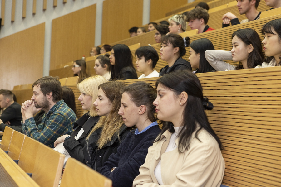 Studierende sitzen in den Reihen eines Viadrina-Hörsaals