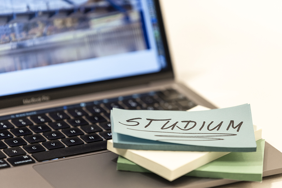 Wort "Studium" auf einem Zettel, auf dem Computer Wort "Studium" auf einem Zettel, auf dem Computer