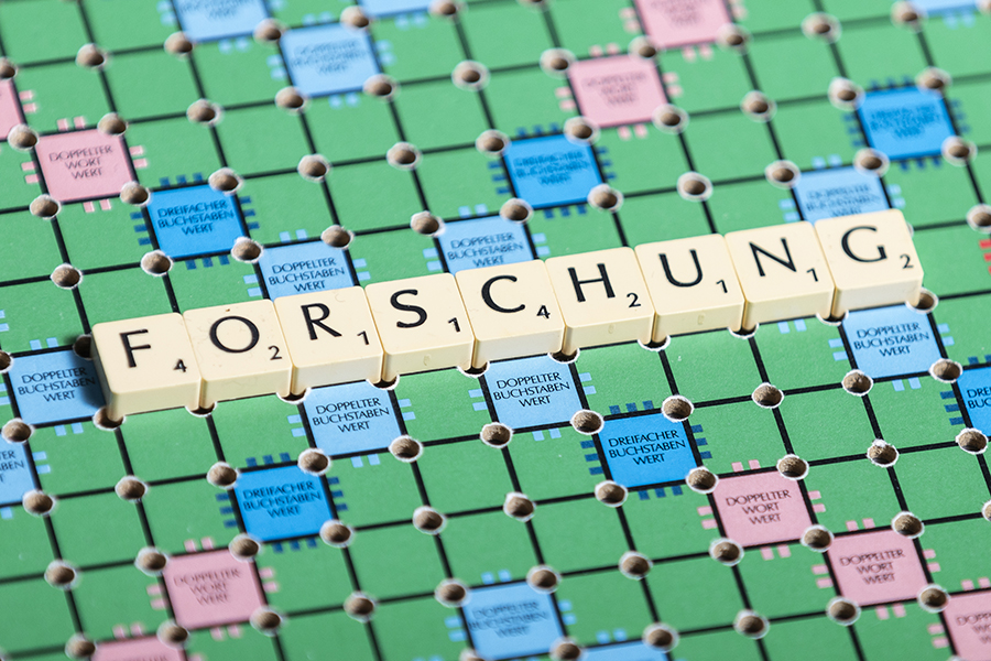Wort "Forschung" auf Scrabble-Brett, Ansicht von oben, Großaufnahme Wort "Forschung" auf Scrabble-Brett, Ansicht von oben, Großaufnahme