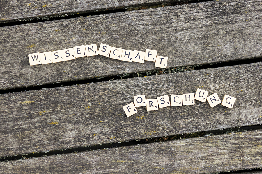 wissenschaft, forschung,Buchstaben von Scruble, Holzhintergrund wissenschaft, forschung,Buchstaben von Scruble, Holzhintergrund